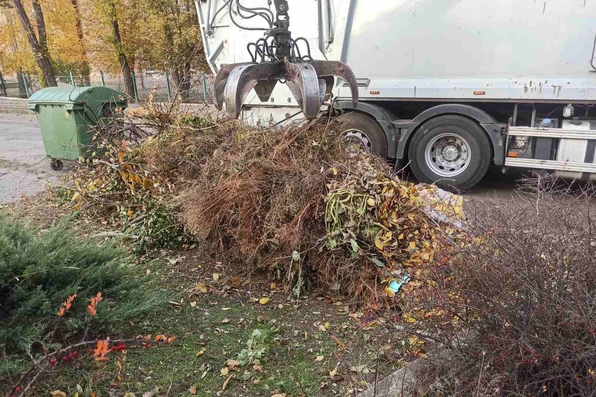 Нікополь продовжує жити навіть під обстрілами: комунальники вивозять уламки і проводять роботи з благоустрою (фото)