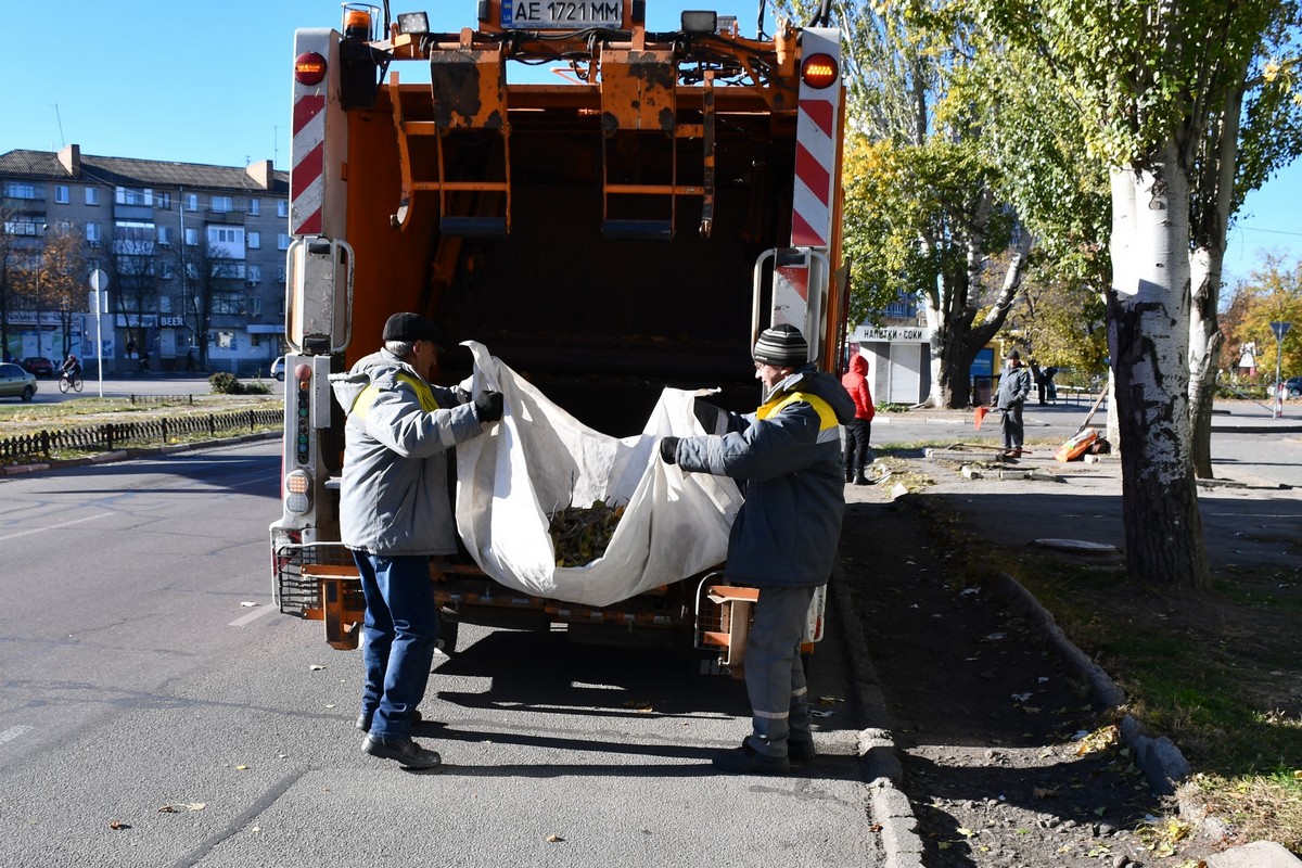 У прифронтовому Нікополі щодня нові виклики: комунальники усувають наслідки обстрілів, прибирають листя і сміття