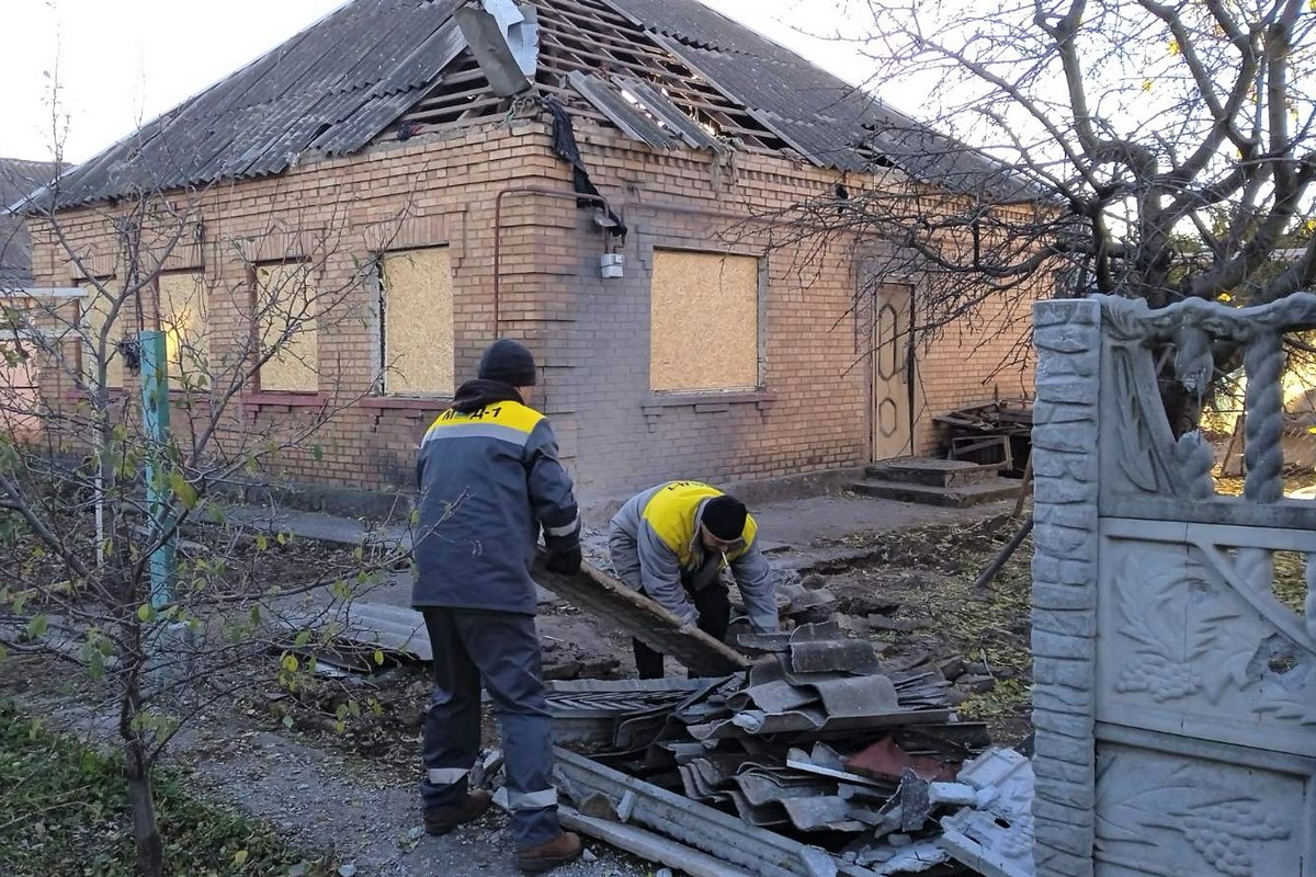 У прифронтовому Нікополі щодня нові виклики: комунальники усувають наслідки обстрілів, прибирають листя і сміття