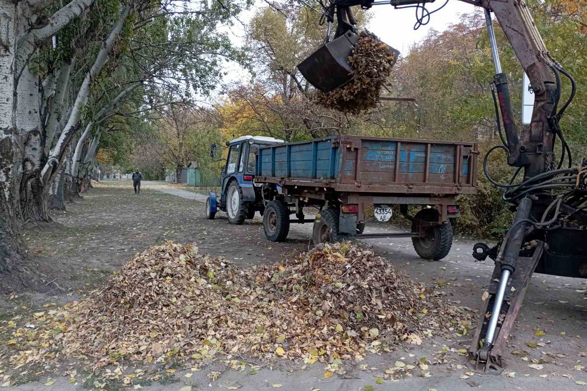 У прифронтовому Нікополі щодня нові виклики: комунальники усувають наслідки обстрілів, прибирають листя і сміття