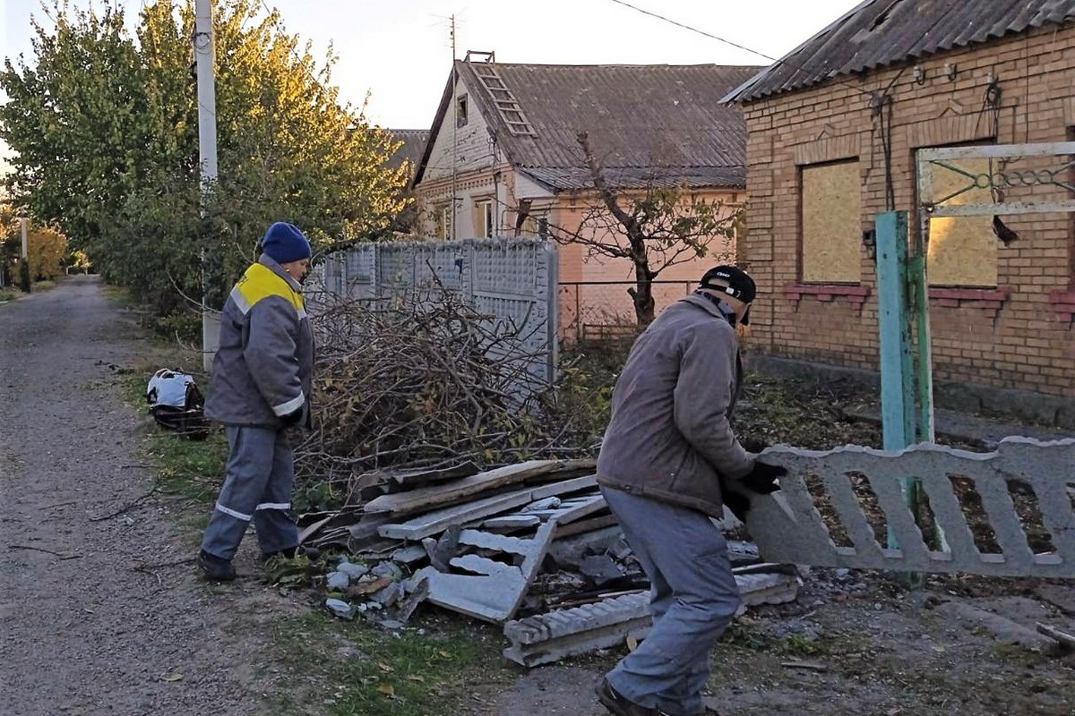 У прифронтовому Нікополі щодня нові виклики: комунальники усувають наслідки обстрілів, прибирають листя і сміття