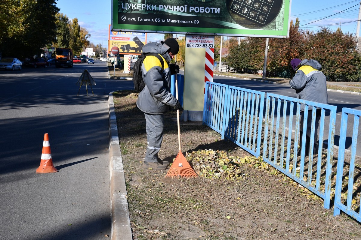 У прифронтовому Нікополі щодня нові виклики: комунальники усувають наслідки обстрілів, прибирають листя і сміття