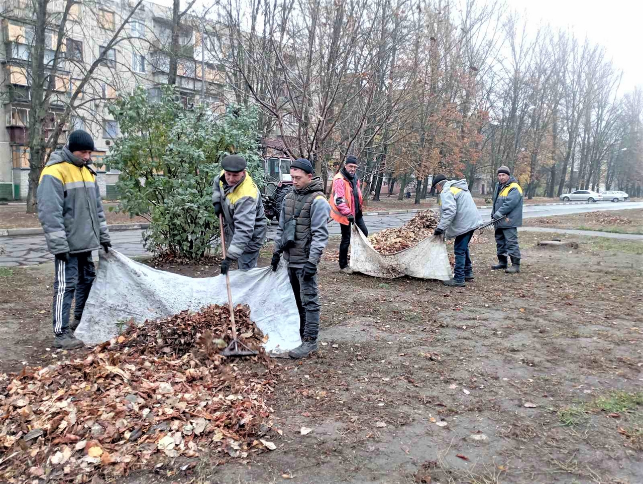 Збирають на вулицях уламки та опале листя, ремонтують знаки і мережі: комунальники Нікополя на «бойовому» посту 14 листопада