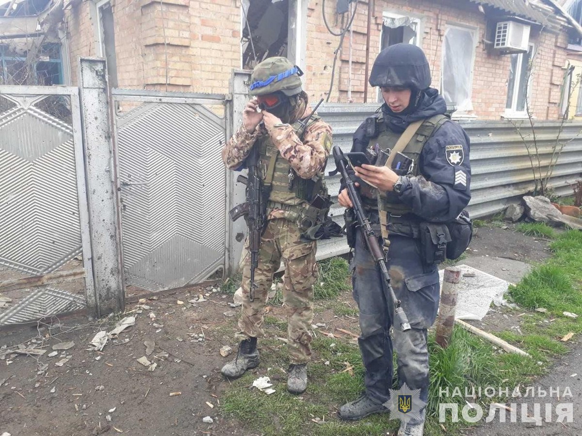 Поліцейські з Нікопольщини отримали нагороди від головкома ЗСУ і МВС: фото