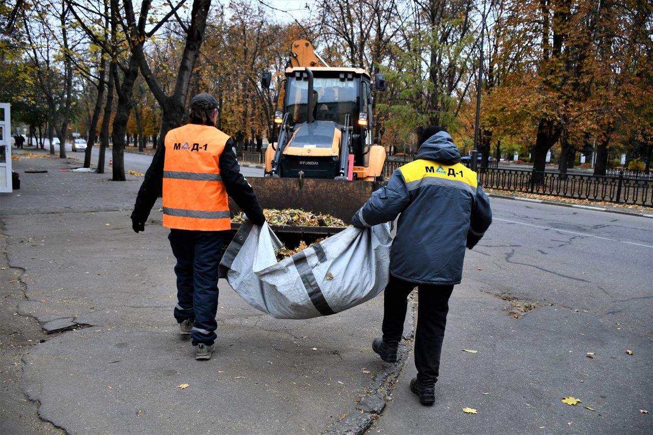 Збирають на вулицях уламки та опале листя, ремонтують знаки і мережі: комунальники Нікополя на «бойовому» посту 14 листопада