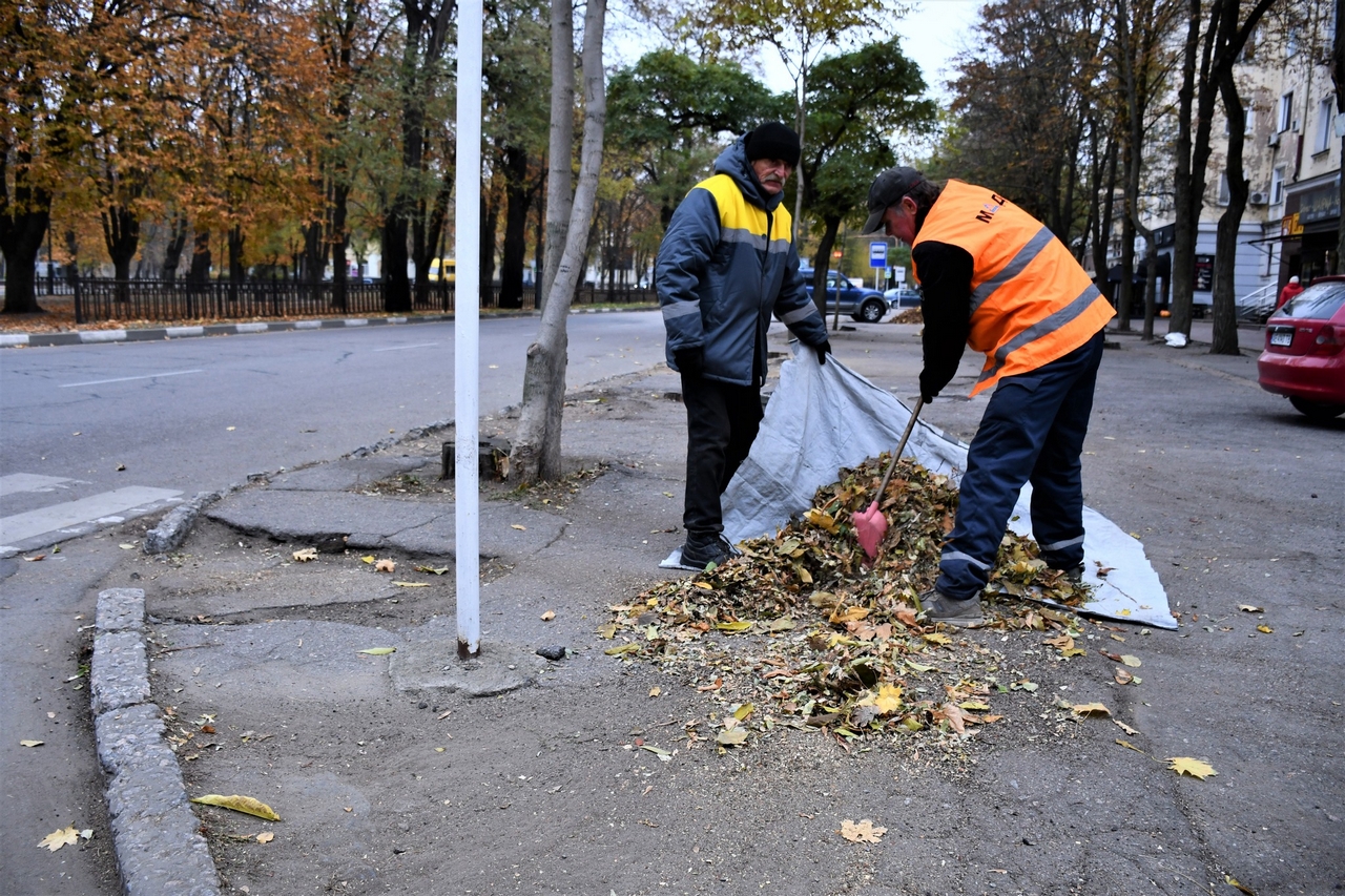 Збирають на вулицях уламки та опале листя, ремонтують знаки і мережі: комунальники Нікополя на «бойовому» посту 14 листопада