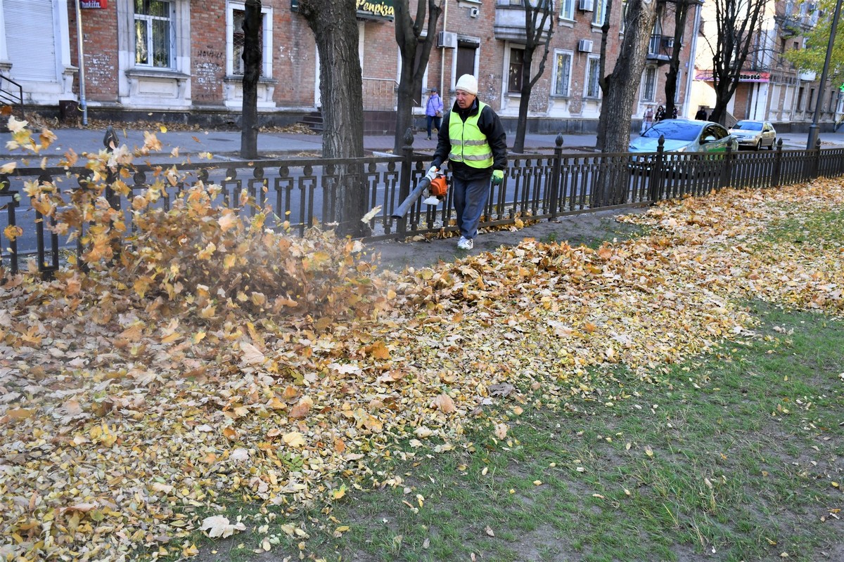 Комунальники Нікополя прибирають уламки, гілки дерев та опале листя (фото)