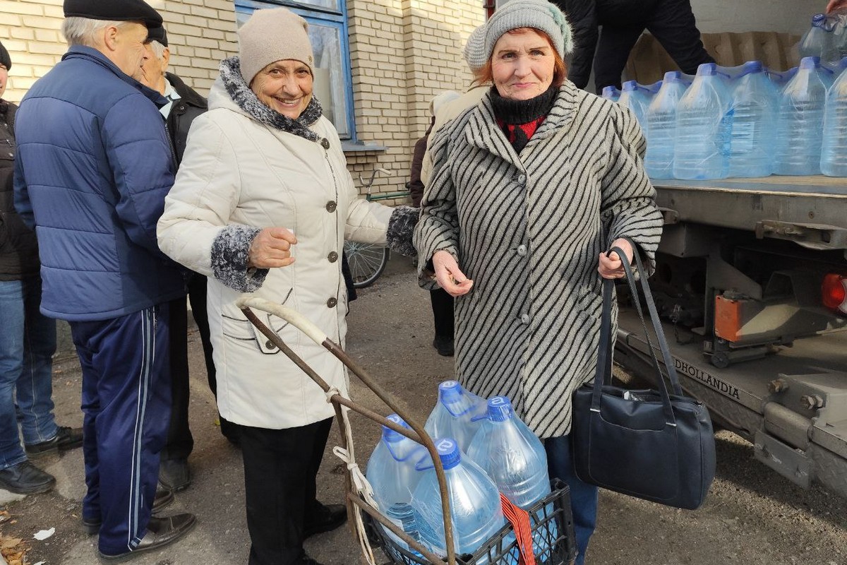 Мешканцям Томаківки 40 тон питної води: фото