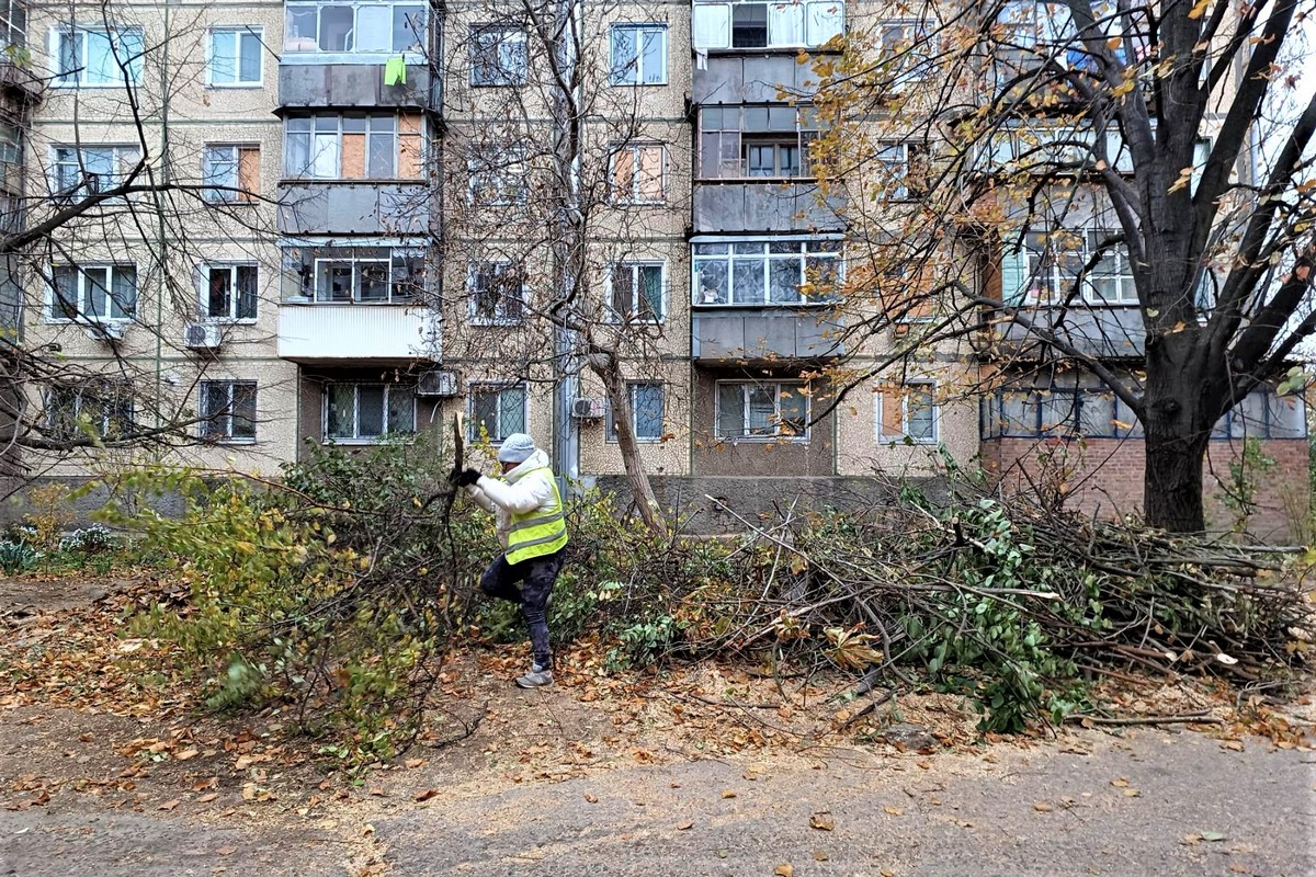 Комунальники Нікополя прибирають уламки, гілки дерев та опале листя (фото)