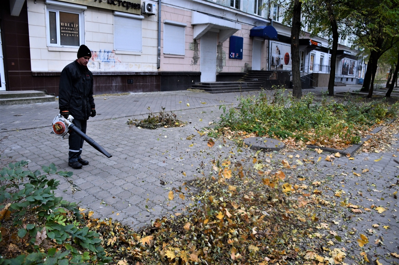 4Збирають на вулицях уламки та опале листя, ремонтують знаки і мережі: комунальники Нікополя на «бойовому» посту 14 листопада