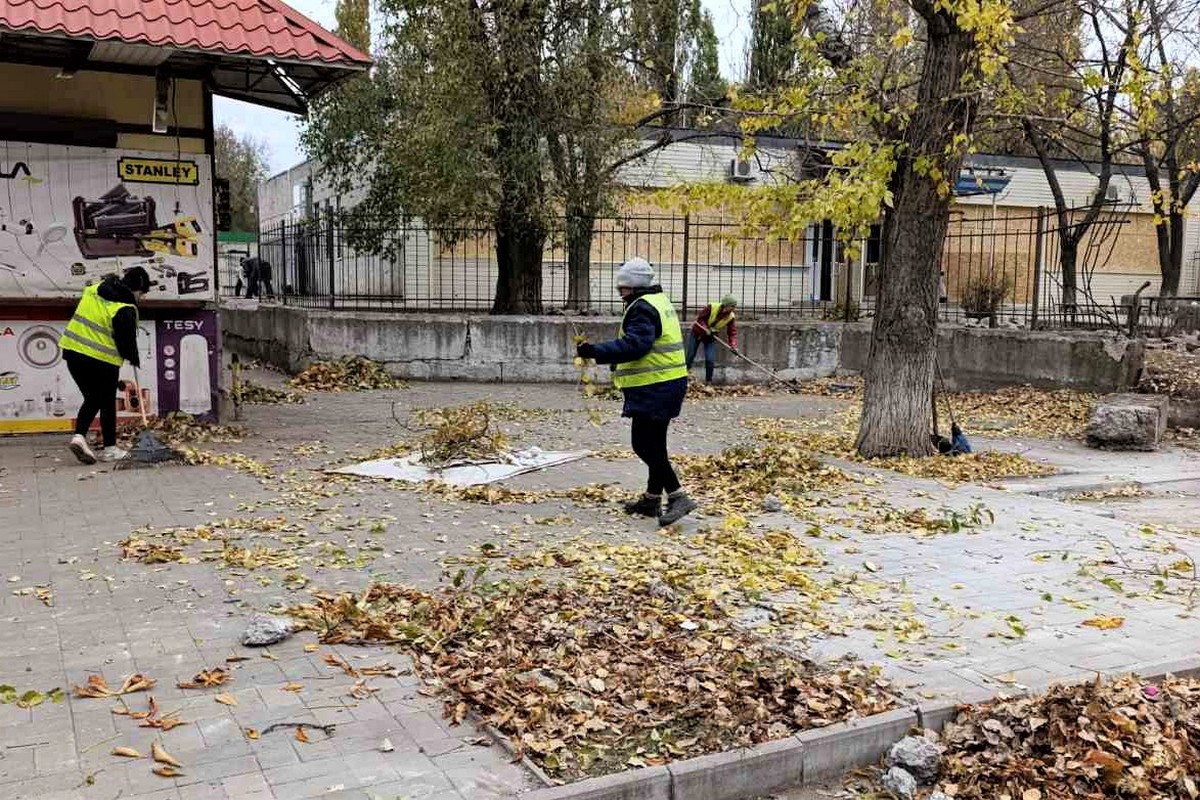 Комунальники Нікополя прибирають уламки, гілки дерев та опале листя (фото)