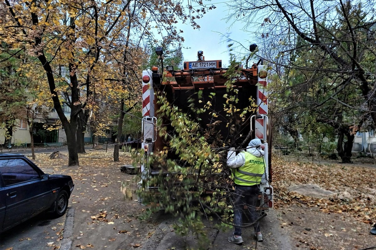 Комунальники Нікополя прибирають уламки, гілки дерев та опале листя (фото)