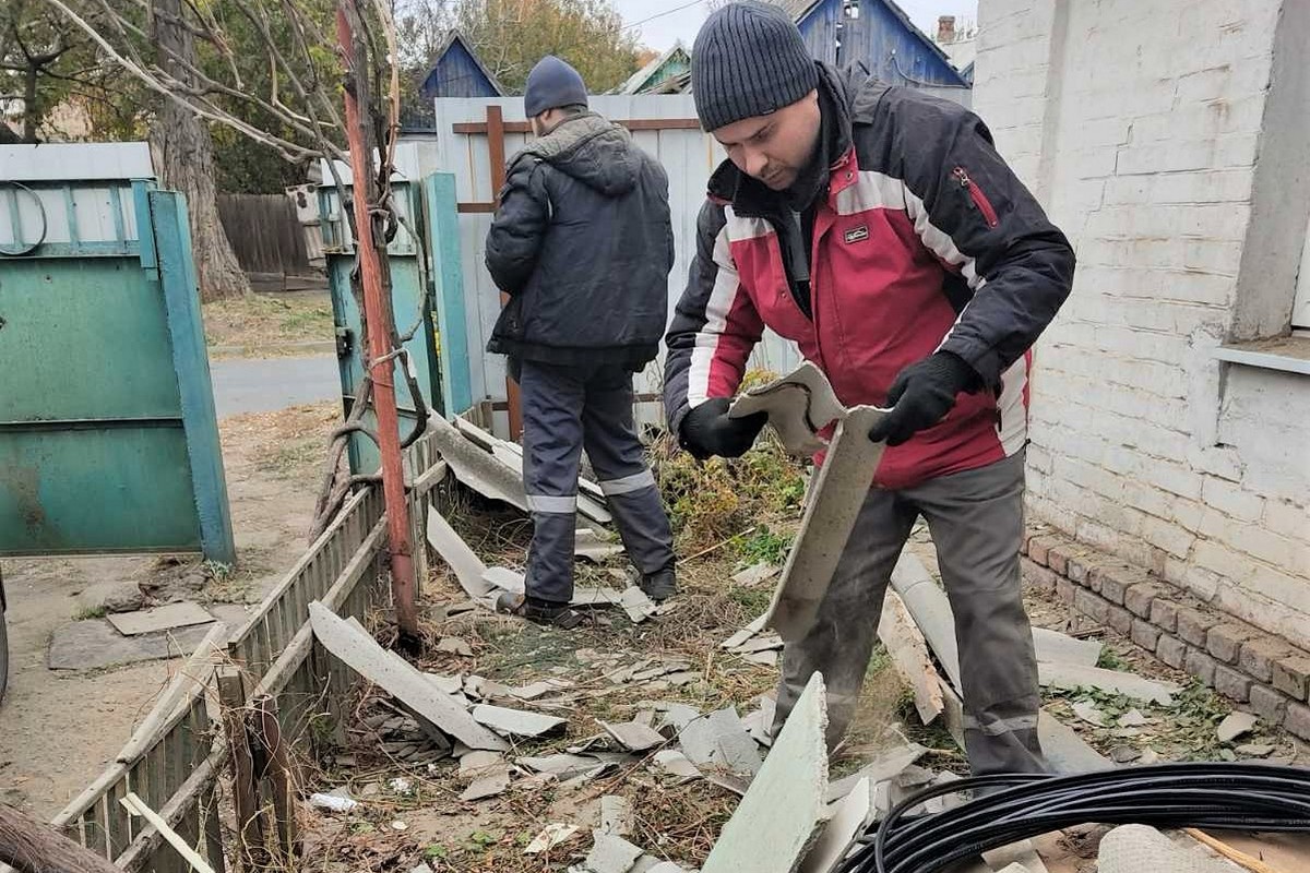 У Нікополі служби проводять екстрений ремонт понівеченого житла: фото