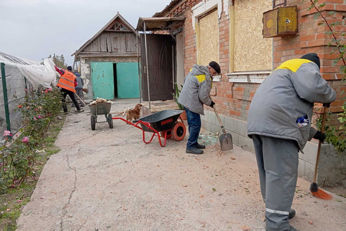 У Нікополі служби проводять екстрений ремонт понівеченого житла: фото