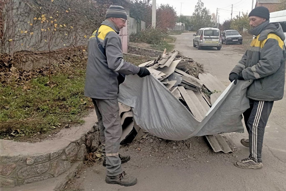 У Нікополі служби проводять екстрений ремонт понівеченого житла: фото