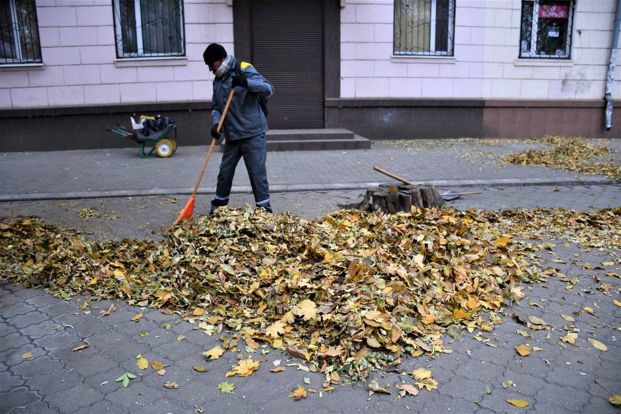 Збирають на вулицях уламки та опале листя, ремонтують знаки і мережі: комунальники Нікополя на «бойовому» посту 14 листопада