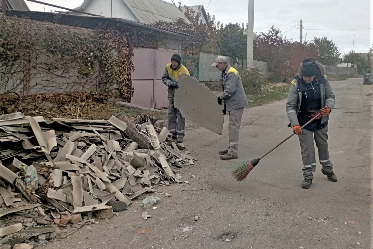 У Нікополі служби проводять екстрений ремонт понівеченого житла: фото