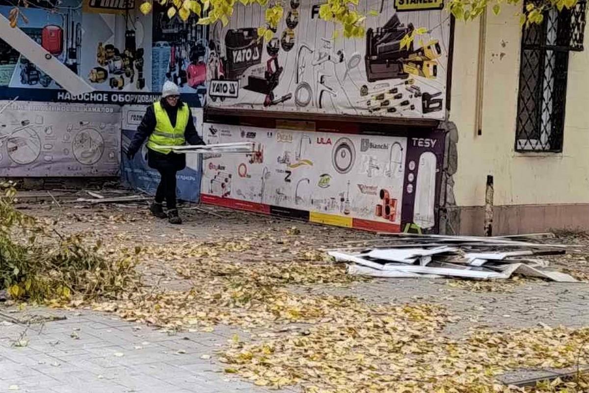 Комунальники Нікополя прибирають уламки, гілки дерев та опале листя (фото)