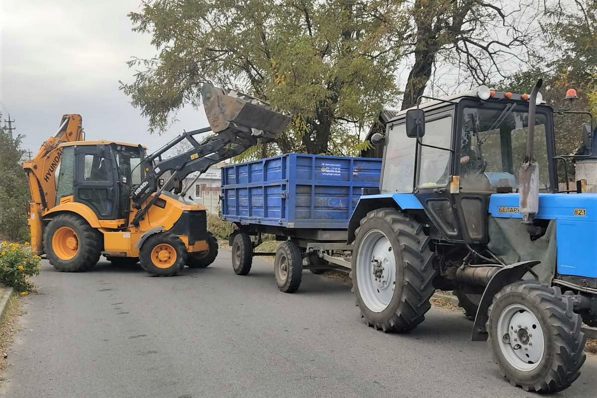 У Нікополі служби проводять екстрений ремонт понівеченого житла: фото