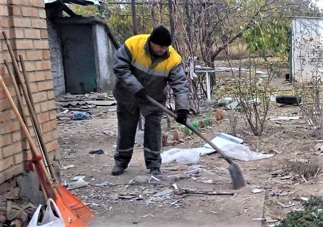 Збирають на вулицях уламки та опале листя, ремонтують знаки і мережі: комунальники Нікополя на «бойовому» посту 14 листопада