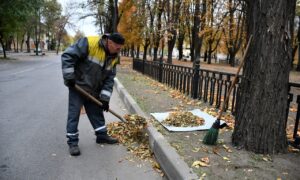 Збирають на вулицях уламки та опале листя, ремонтують знаки і мережі: комунальники Нікополя на «бойовому» посту 14 листопада