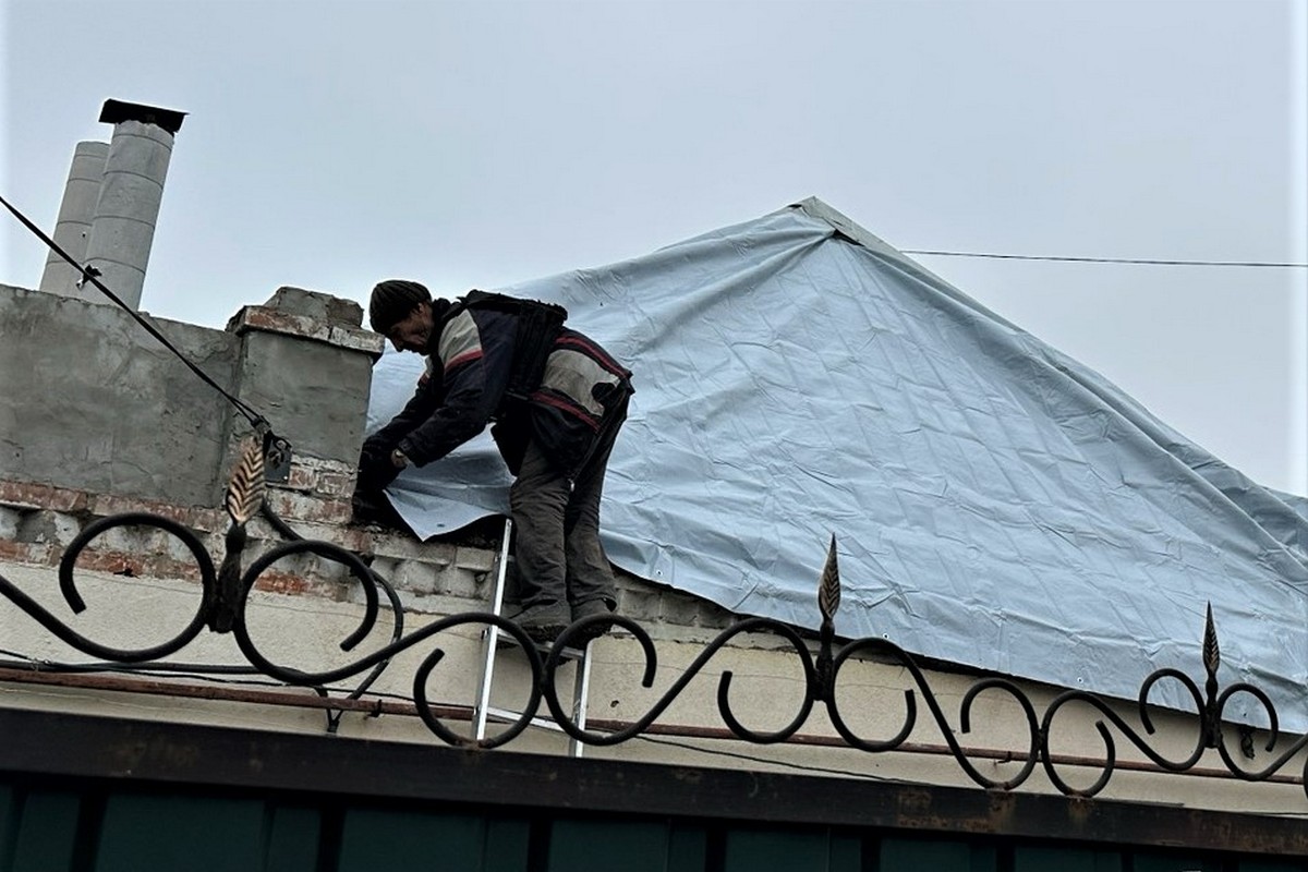 У Нікополі служби проводять екстрений ремонт понівеченого житла: фото