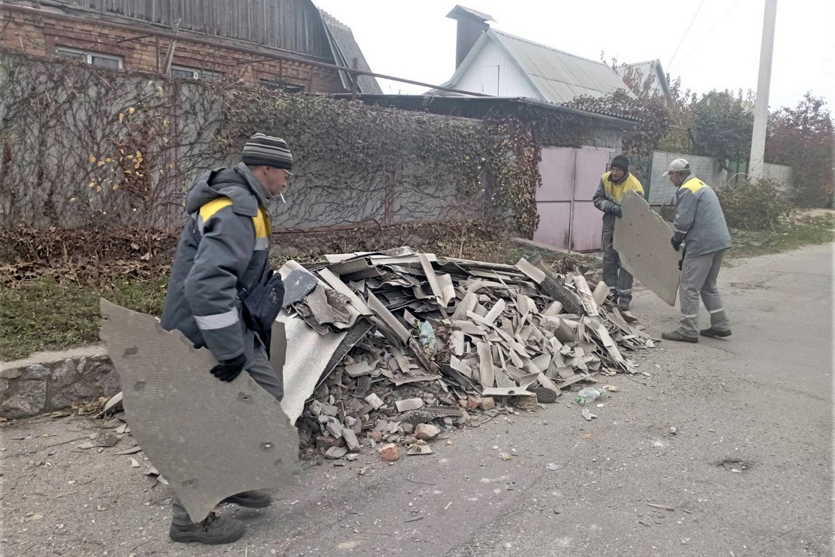 У Нікополі служби проводять екстрений ремонт понівеченого житла: фото