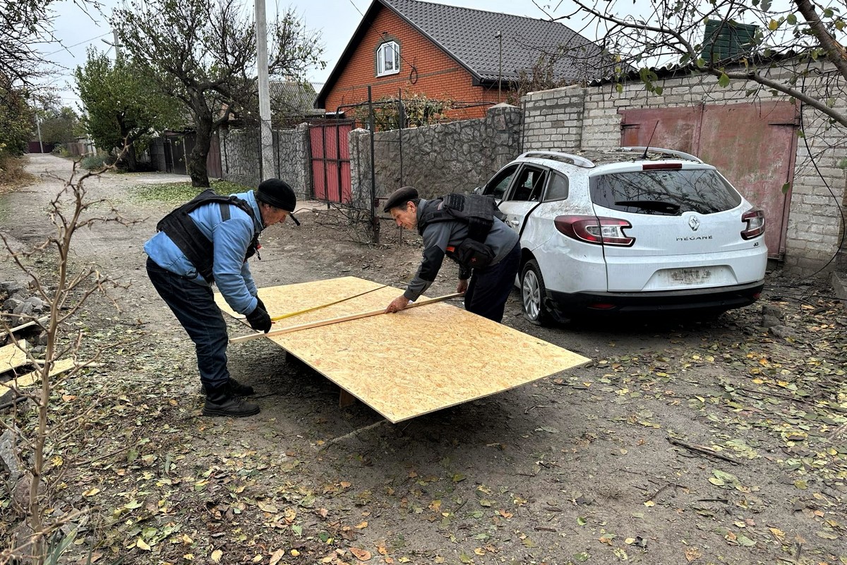 У Нікополі служби проводять екстрений ремонт понівеченого житла: фото