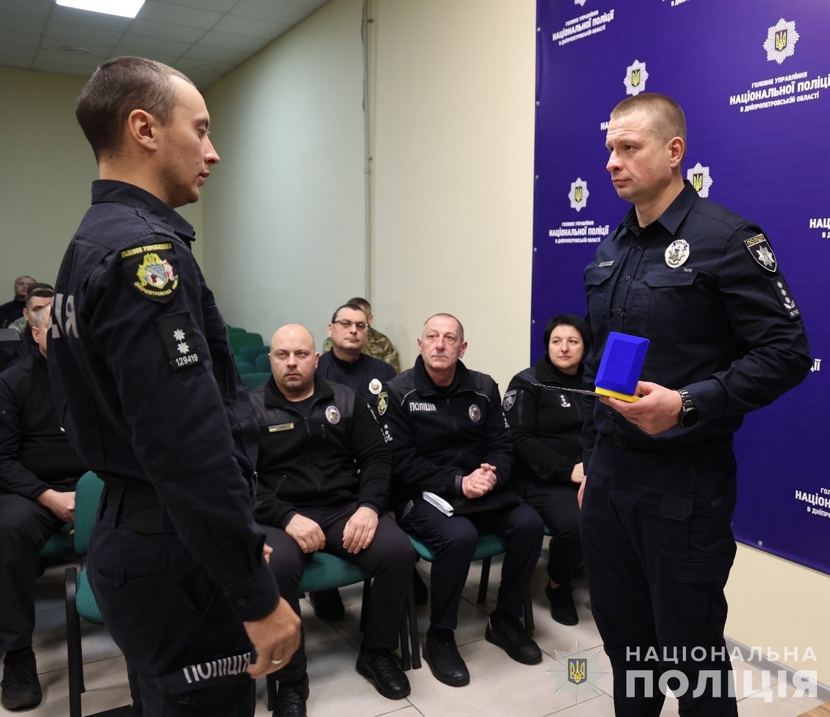 Поліцейські з Нікопольщини отримали нагороди від головкома ЗСУ і МВС: фото