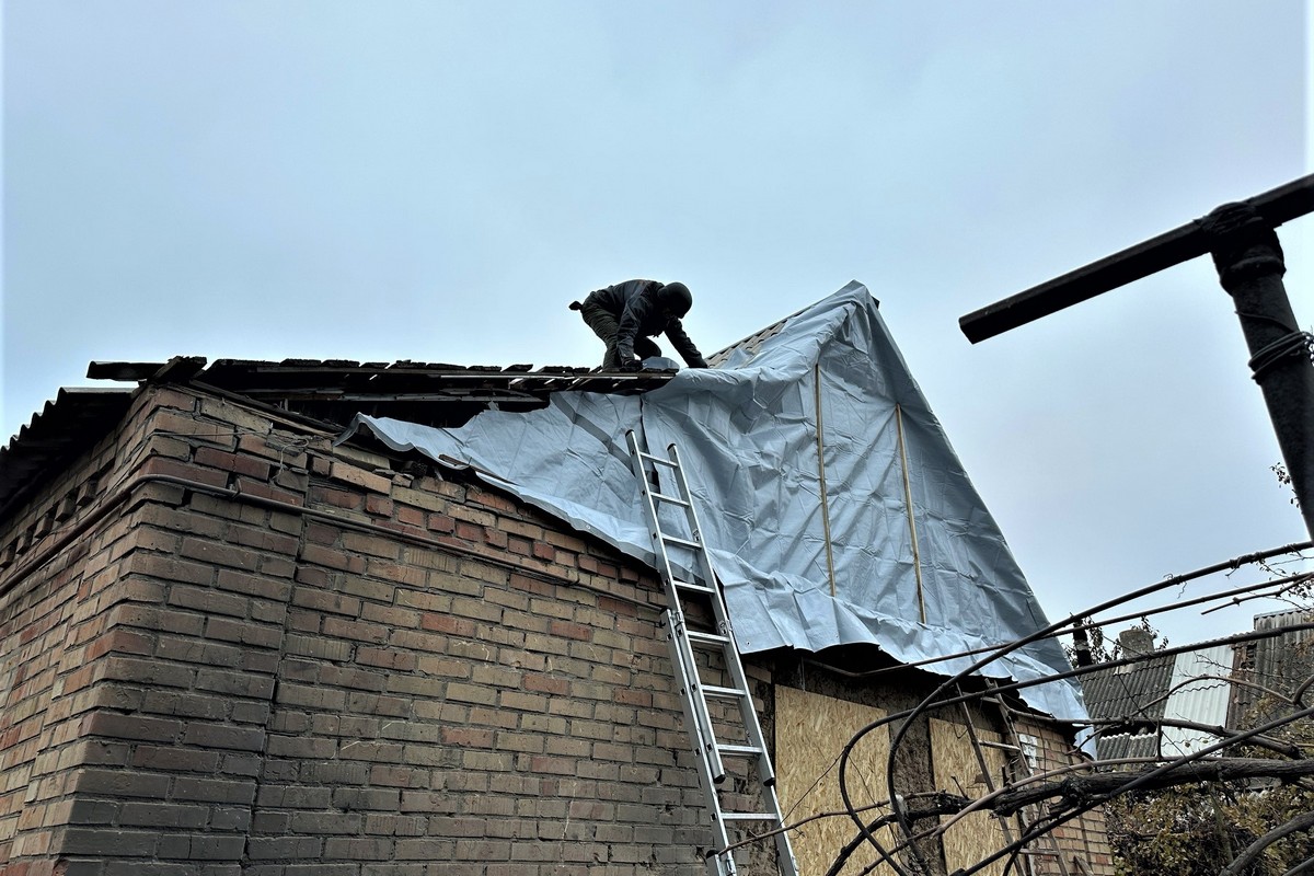 У Нікополі служби проводять екстрений ремонт понівеченого житла: фото