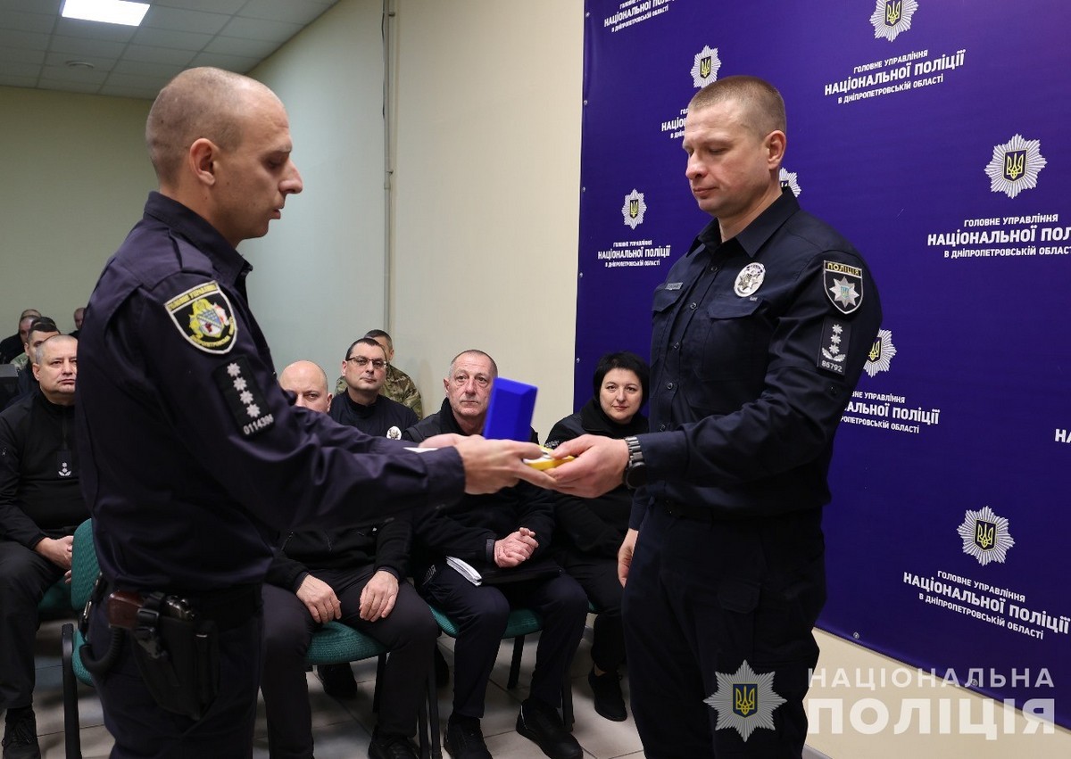 Поліцейські з Нікопольщини отримали нагороди від головкома ЗСУ і МВС: фото