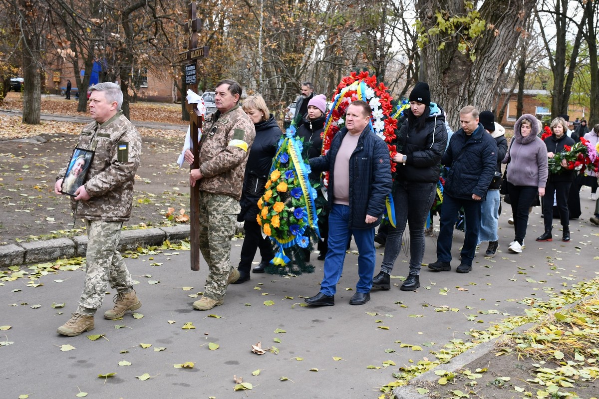 Вчив своїх дітей бути справжніми чоловіками: у Нікополі сьогодні прощалися з полеглим Героєм