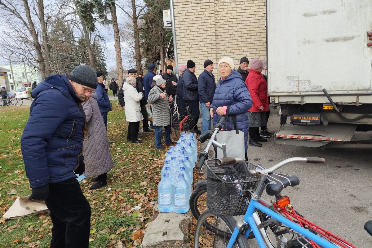 Мешканцям Томаківки 40 тон питної води: фото