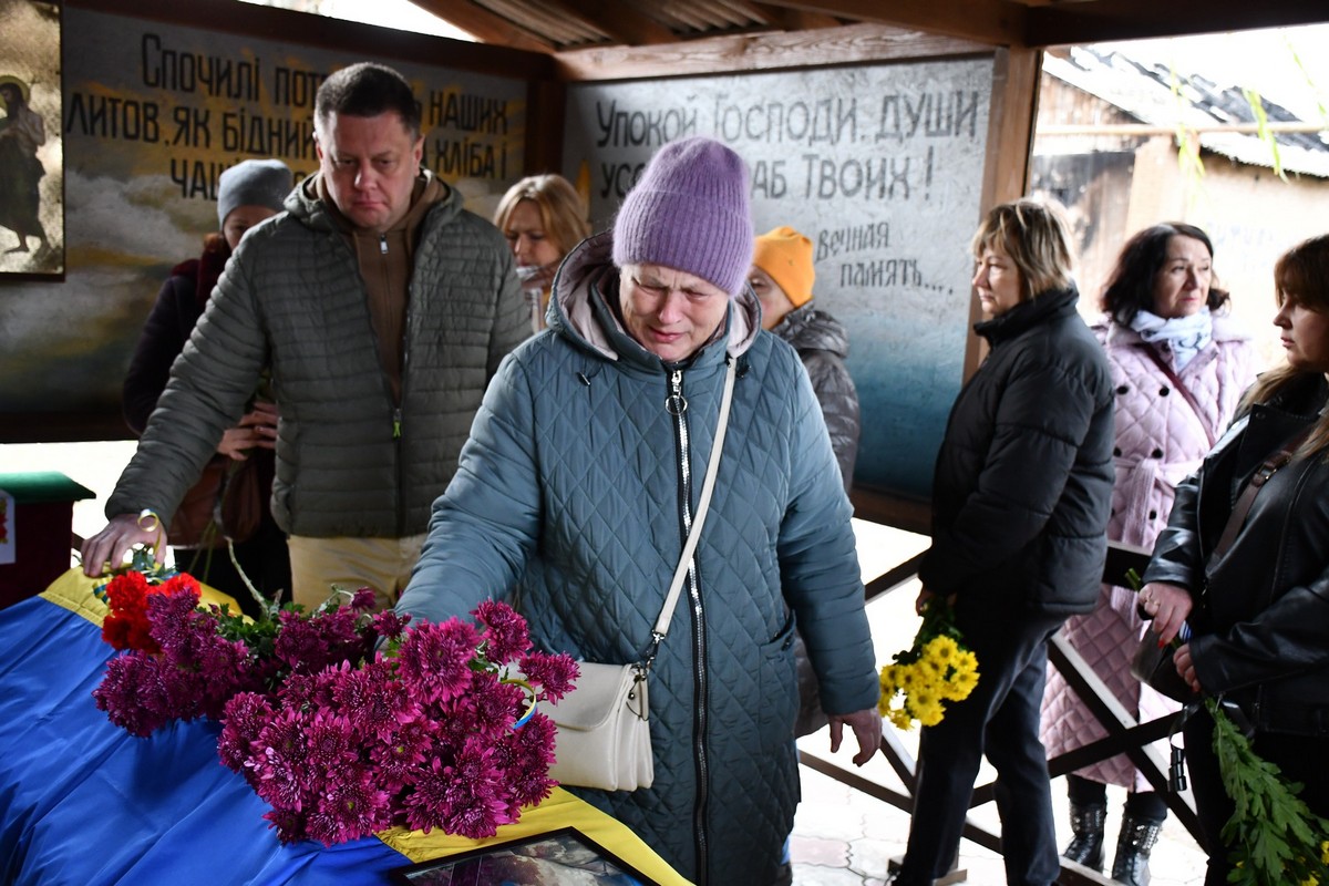 Вчив своїх дітей бути справжніми чоловіками: у Нікополі сьогодні прощалися з полеглим Героєм