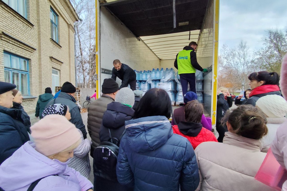 Мешканцям Томаківки 40 тон питної води: фото