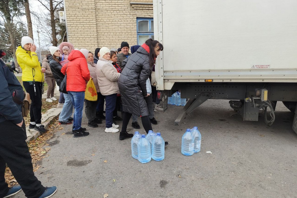 Мешканцям Томаківки 40 тон питної води: фото