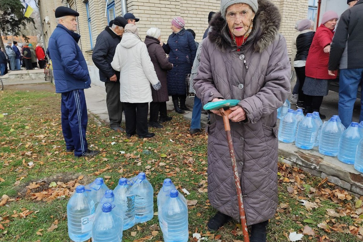 Мешканцям Томаківки 40 тон питної води: фото