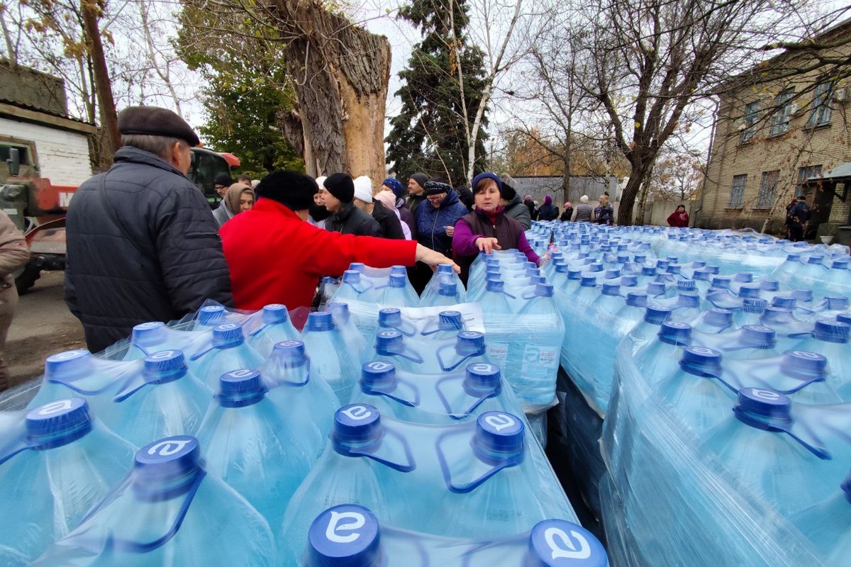 Мешканцям Томаківки 40 тон питної води: фото