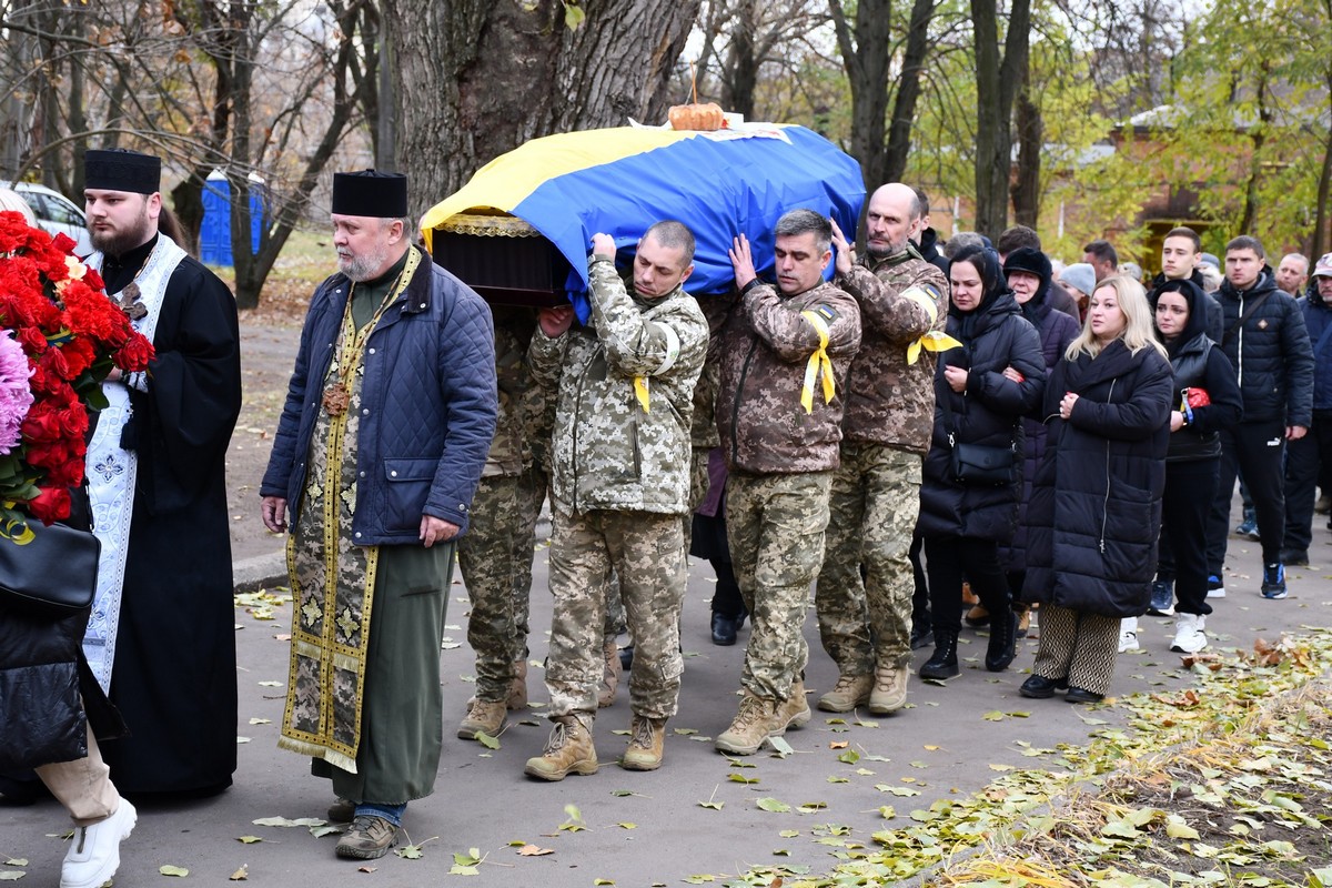 Вчив своїх дітей бути справжніми чоловіками: у Нікополі сьогодні прощалися з полеглим Героєм