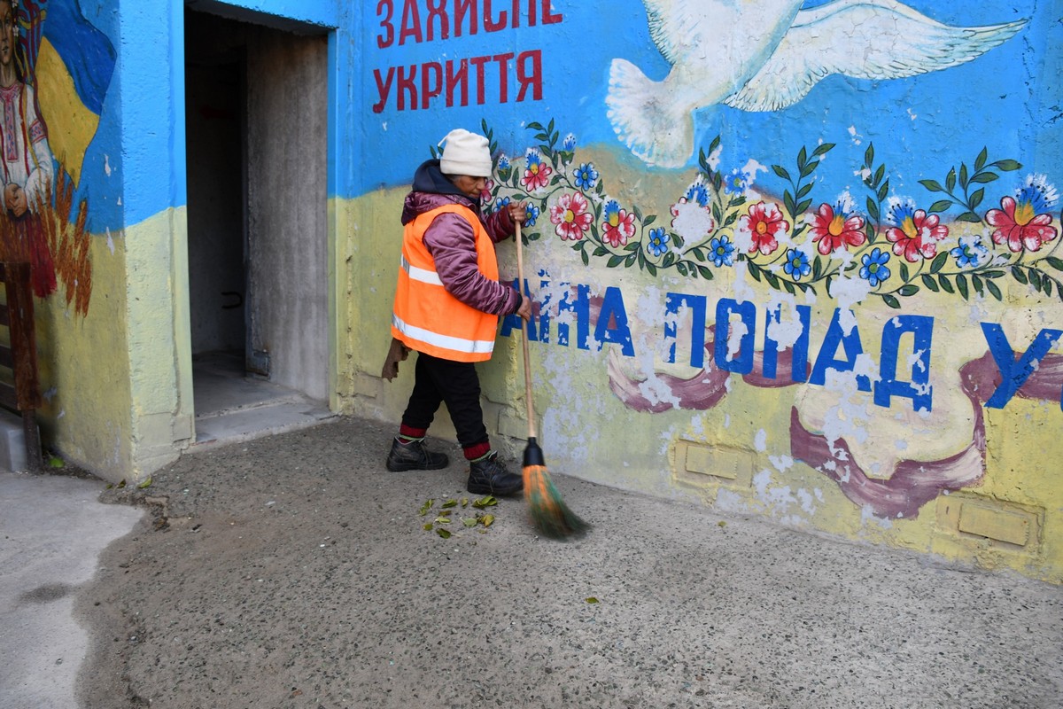 У Нікополі встановлюють нові захисні споруди – габіони, усувають наслідки обстрілів і прибирають листя