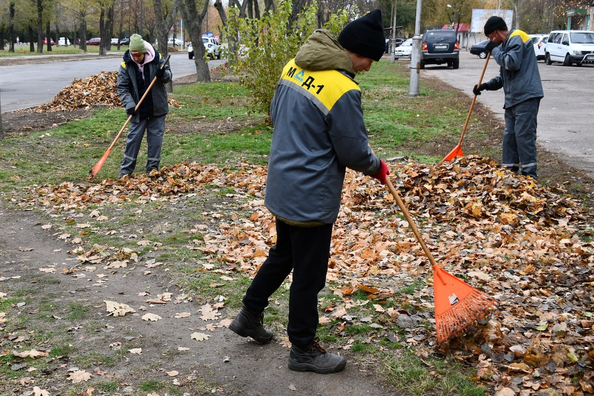 У Нікополі встановлюють нові захисні споруди – габіони, усувають наслідки обстрілів і прибирають листя