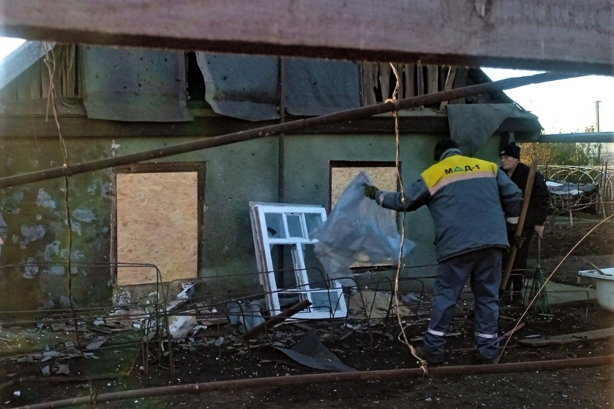 У Нікополі комунальники продовжують працювати на вулицях міста. Цього тижня вони зайняті, зокрема, тим, що встановлюють нові захисні споруди. Але не тільки.