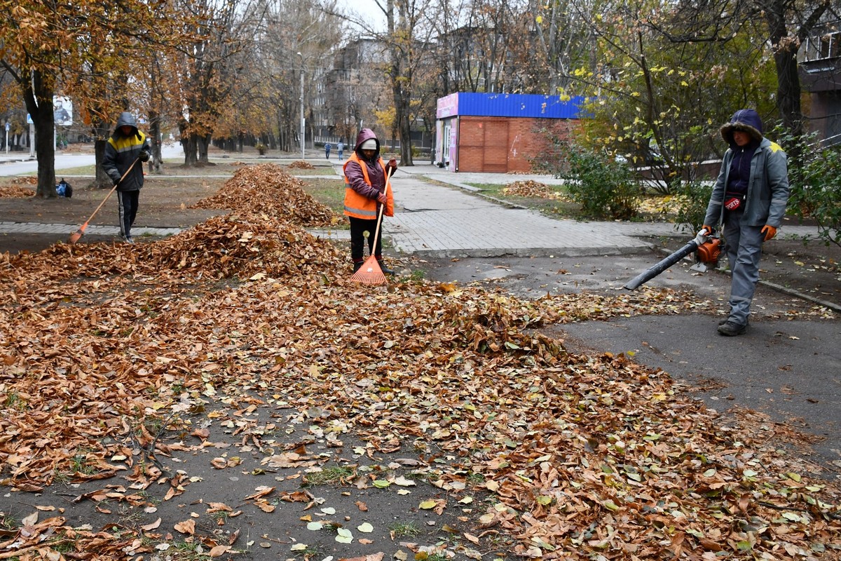 У Нікополі комунальники продовжують працювати на вулицях міста. Цього тижня вони зайняті, зокрема, тим, що встановлюють нові захисні споруди. Але не тільки.