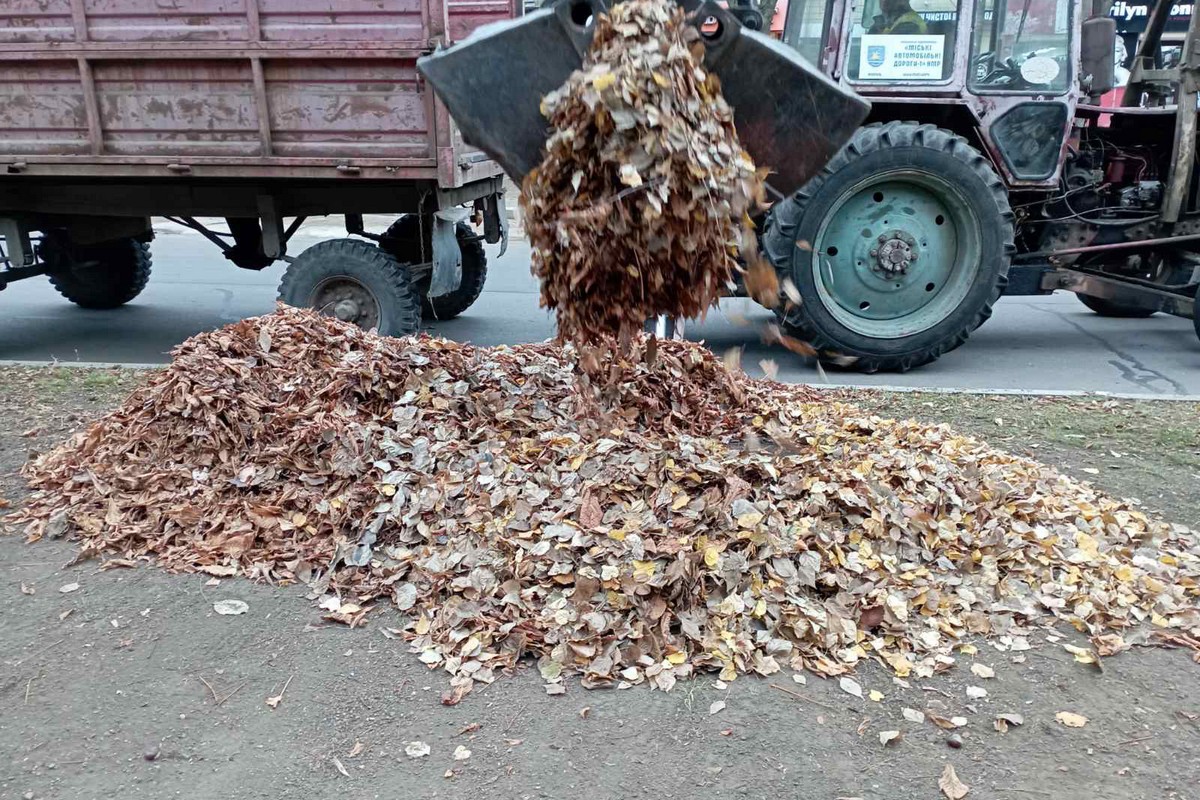 У Нікополі комунальники продовжують працювати на вулицях міста. Цього тижня вони зайняті, зокрема, тим, що встановлюють нові захисні споруди. Але не тільки.