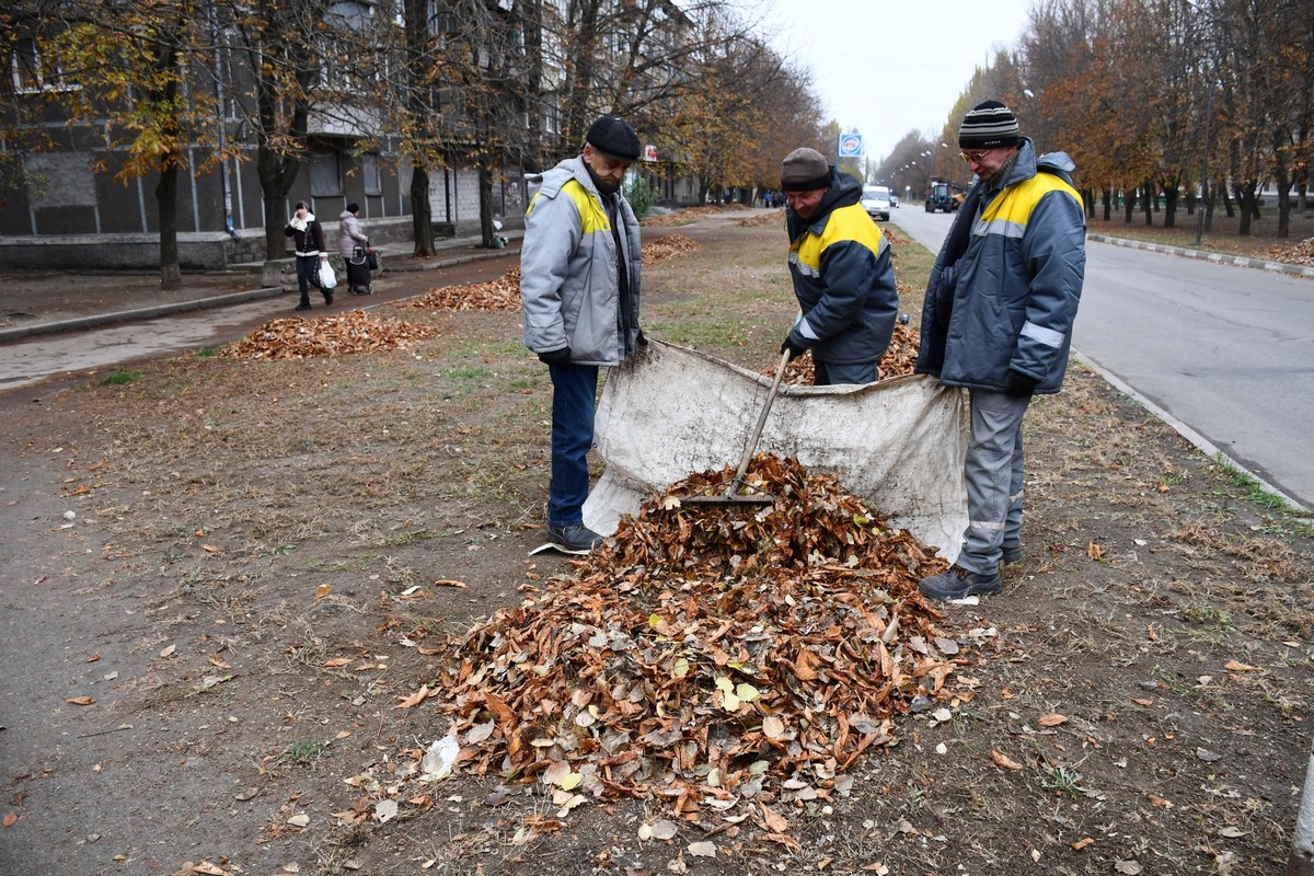 У Нікополі комунальники продовжують працювати на вулицях міста. Цього тижня вони зайняті, зокрема, тим, що встановлюють нові захисні споруди. Але не тільки.