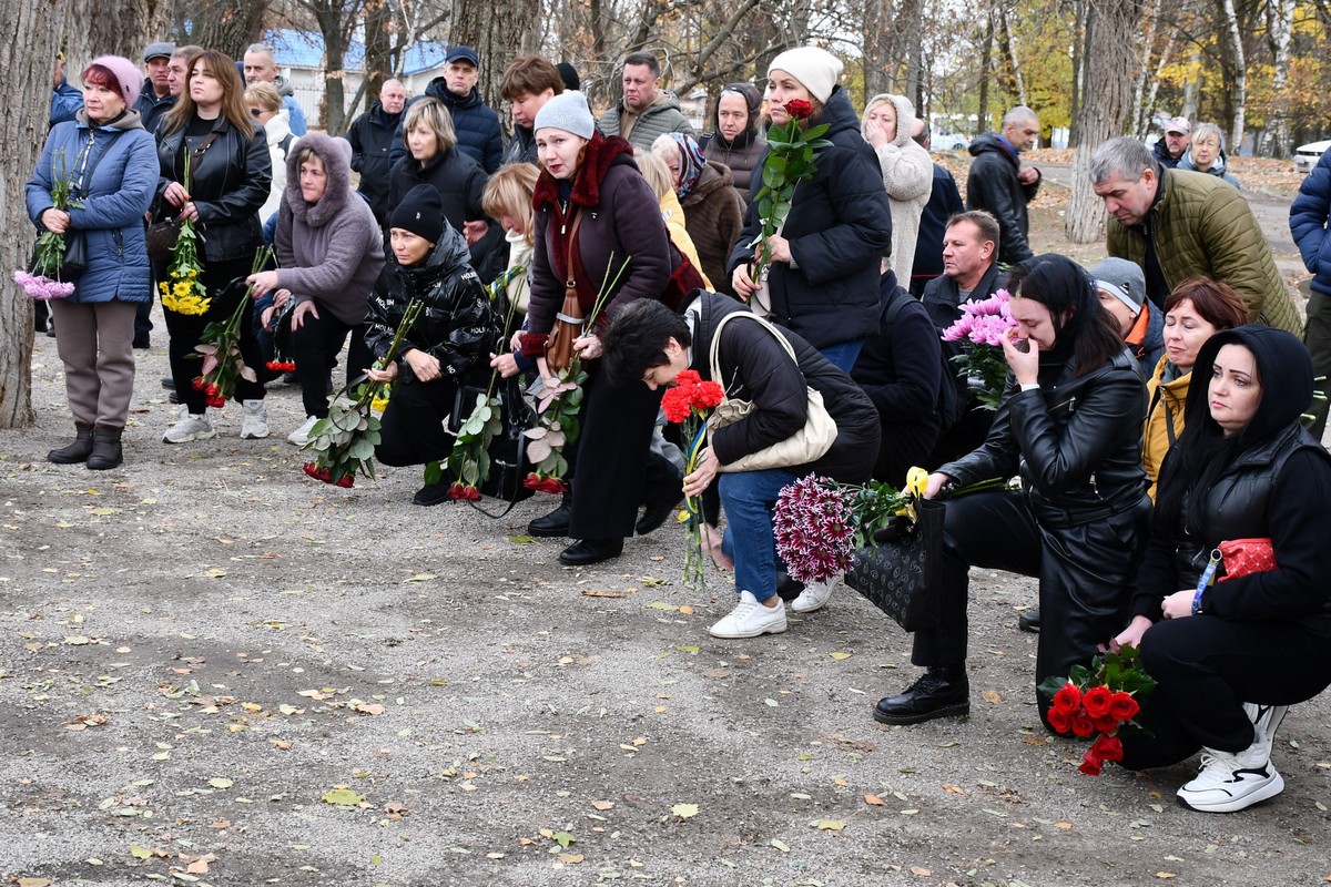 Вчив своїх дітей бути справжніми чоловіками: у Нікополі сьогодні прощалися з полеглим Героєм