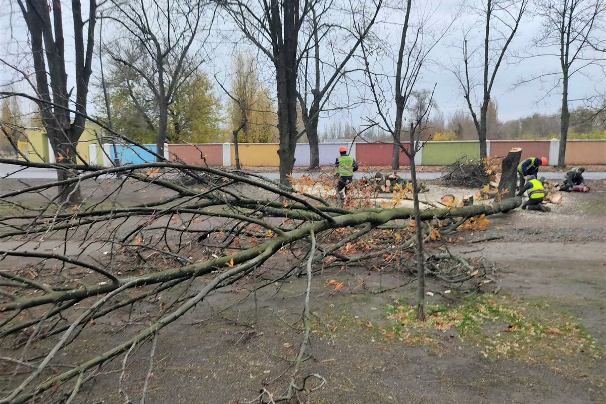 У Нікополі комунальники усували наслідки буревію, який вирував у місті вчора, 21 листопада.