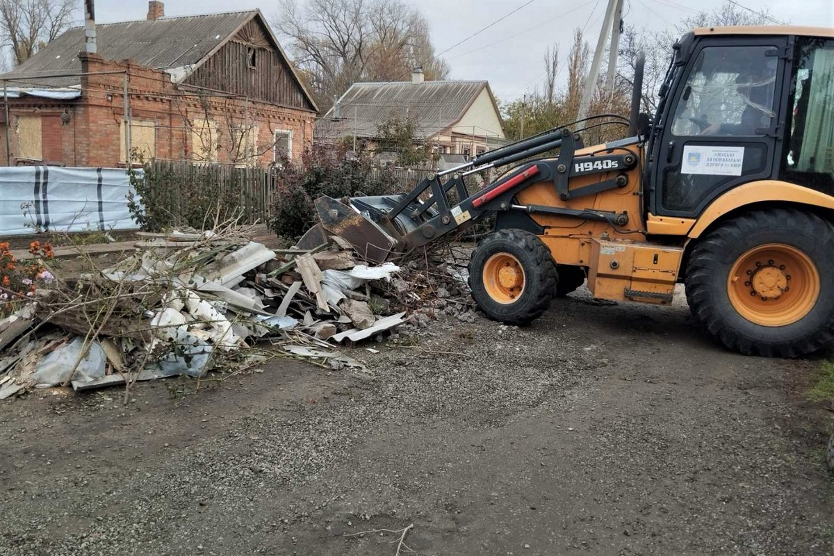 У Нікополі встановлюють нові захисні споруди – габіони, усувають наслідки обстрілів і прибирають листя