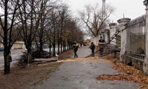 У Нікополі комунальники усували наслідки буревію (фото)