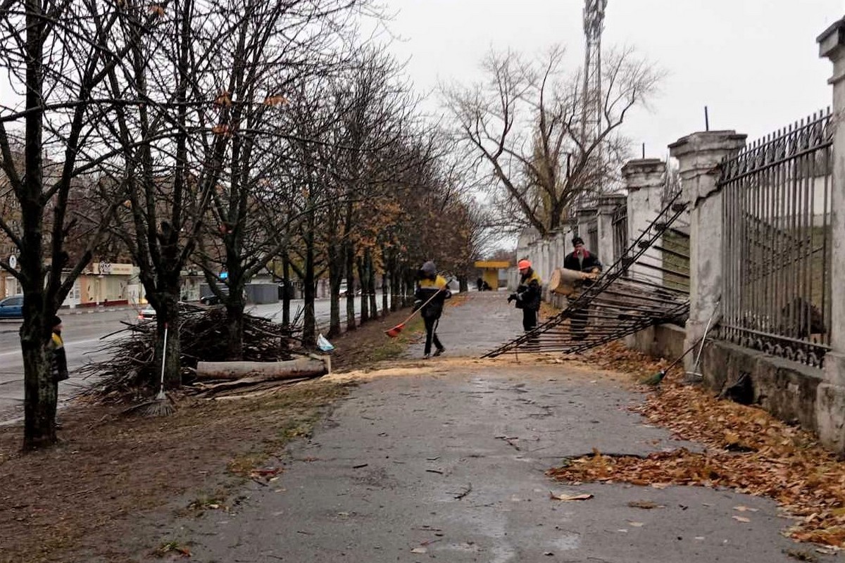 У Нікополі комунальники усували наслідки буревію, який вирував у місті вчора, 21 листопада.